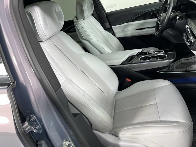 2024 Cadillac LYRIQ Luxury 2